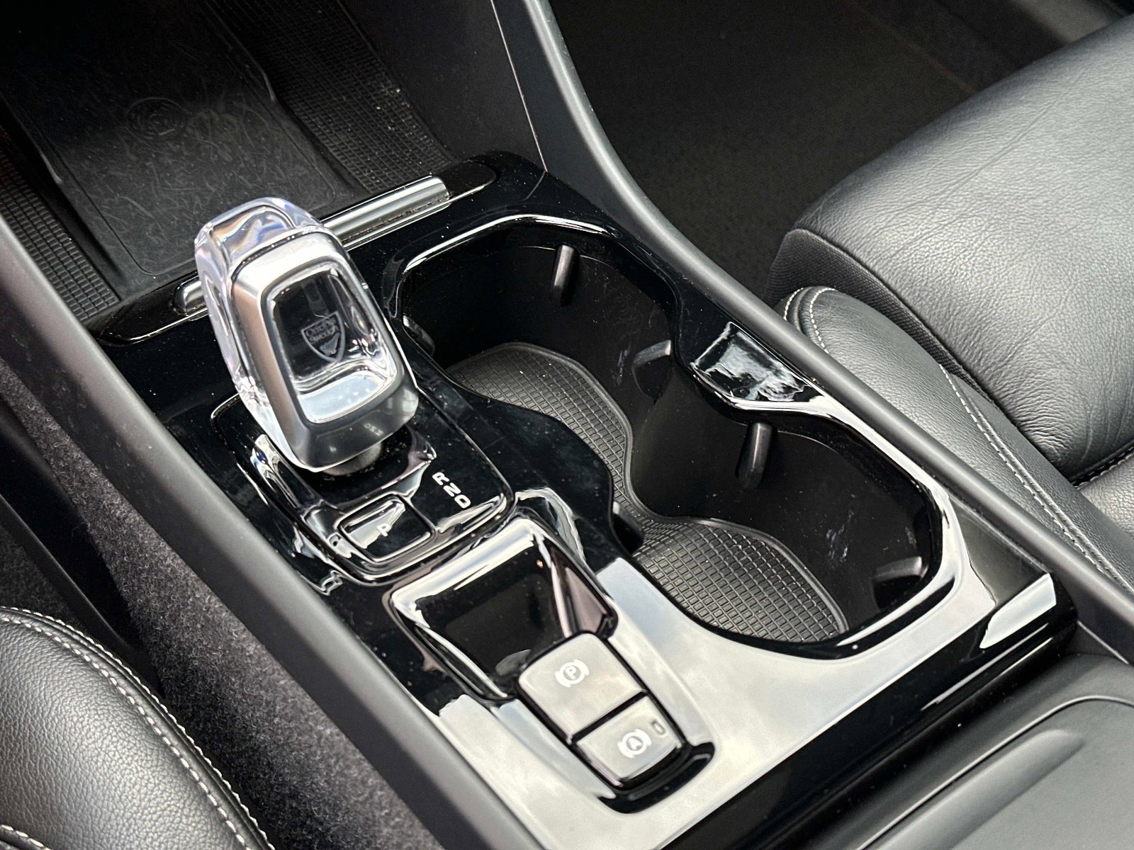 Certified 2023 Volvo XC40 B5 Ultimate w/ Protection Package Premier image 25