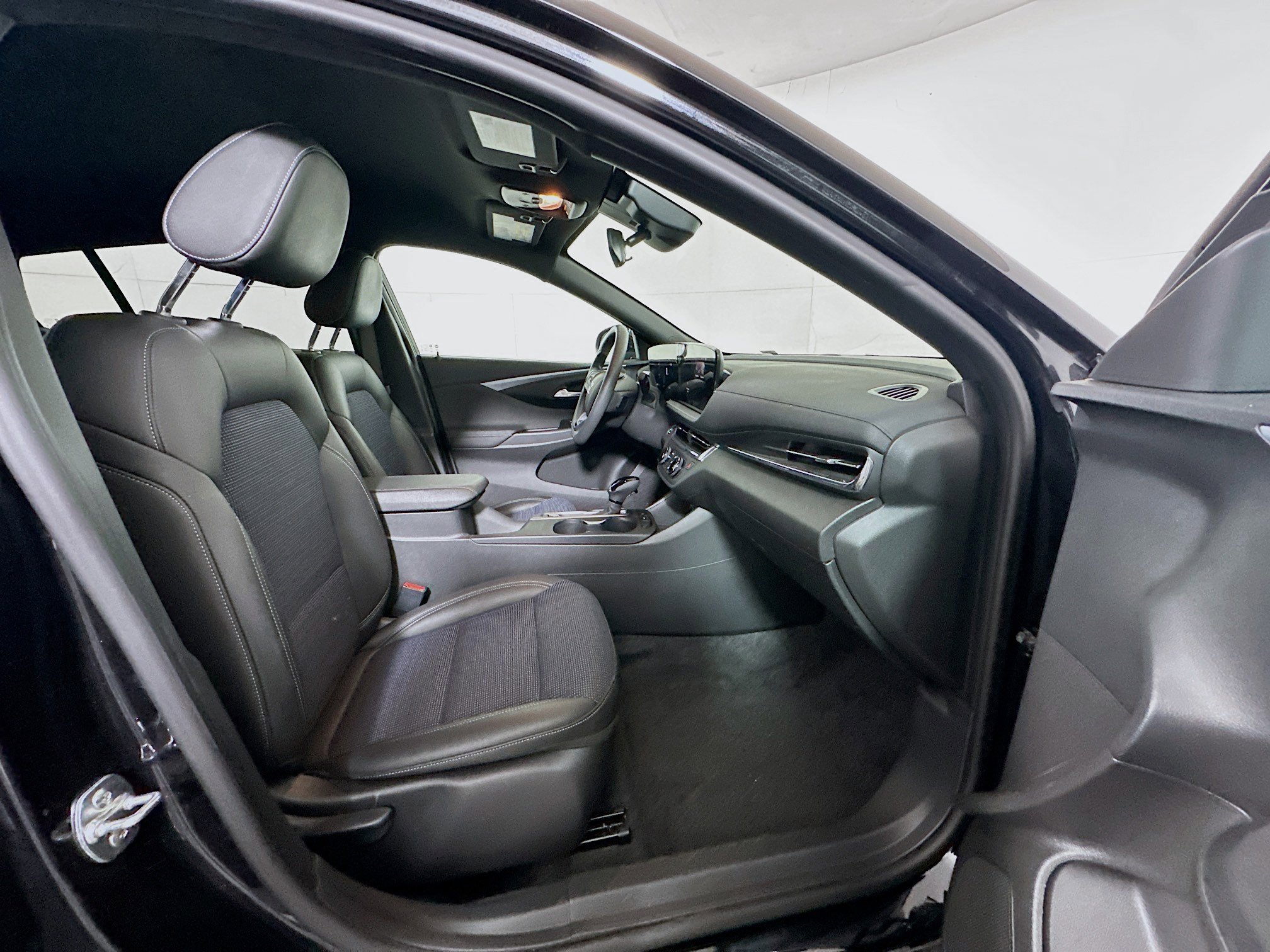 Used 2025 Buick Envista Preferred FWD image 28