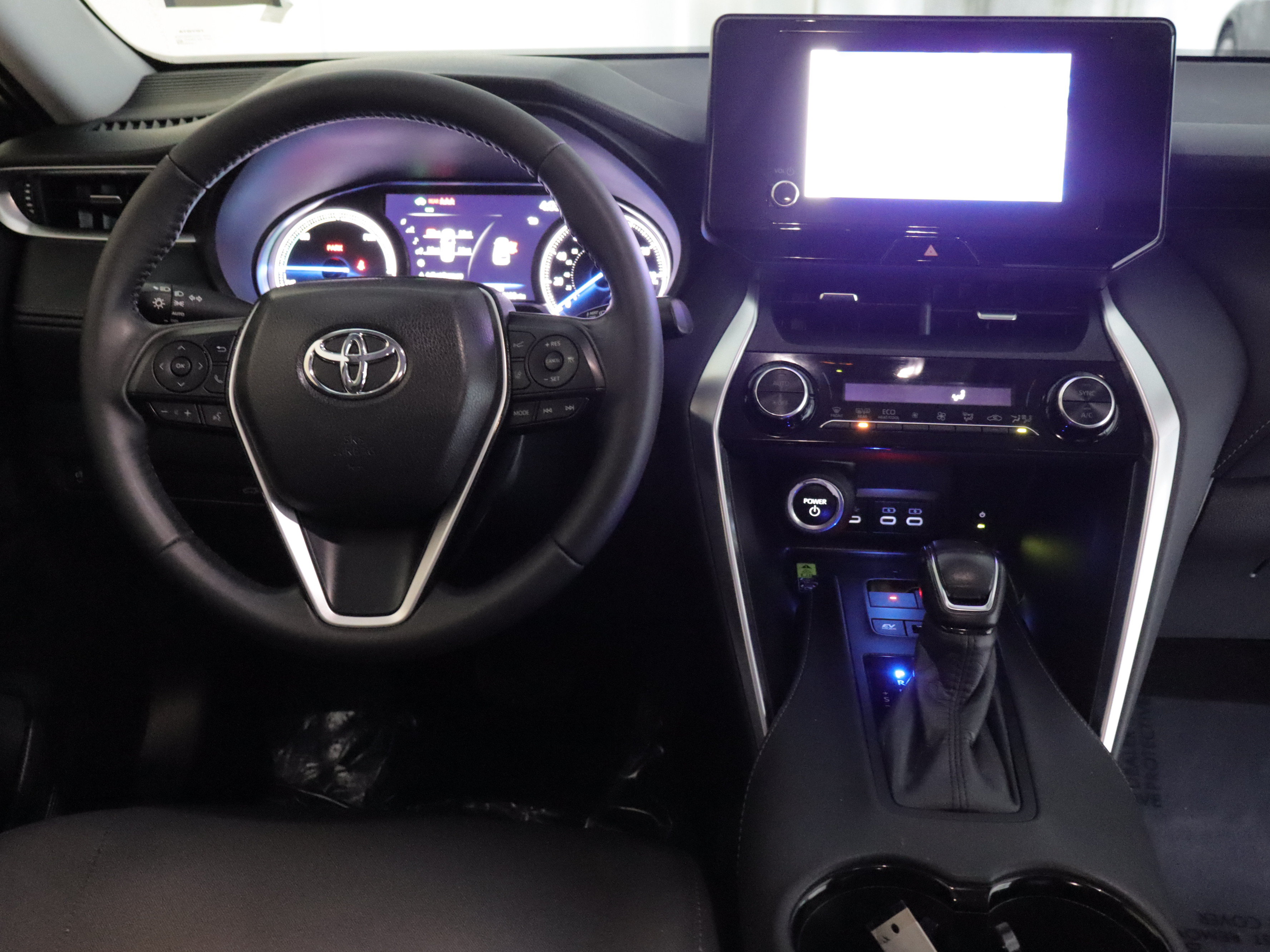 Used 2023 Toyota Venza LE AWD/4WD image 2