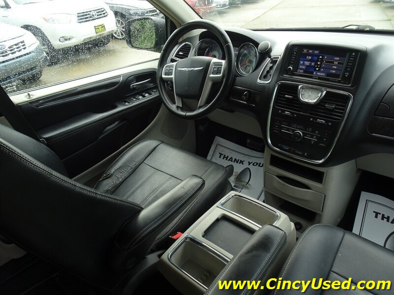 Used 2016 Chrysler Town & Country Touring FWD image 17