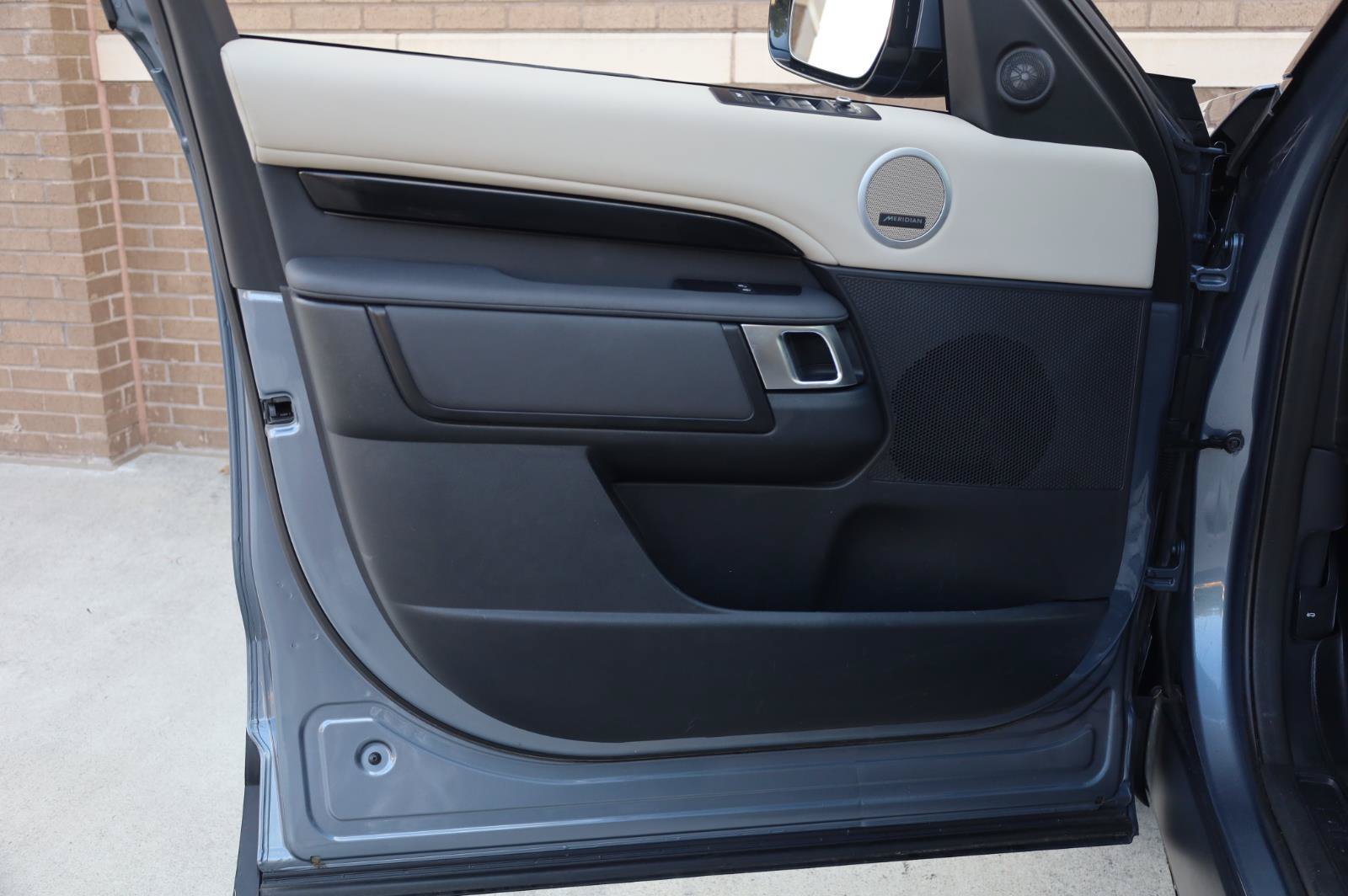 Used 2019 Land Rover Discovery SE AWD/4WD image 15