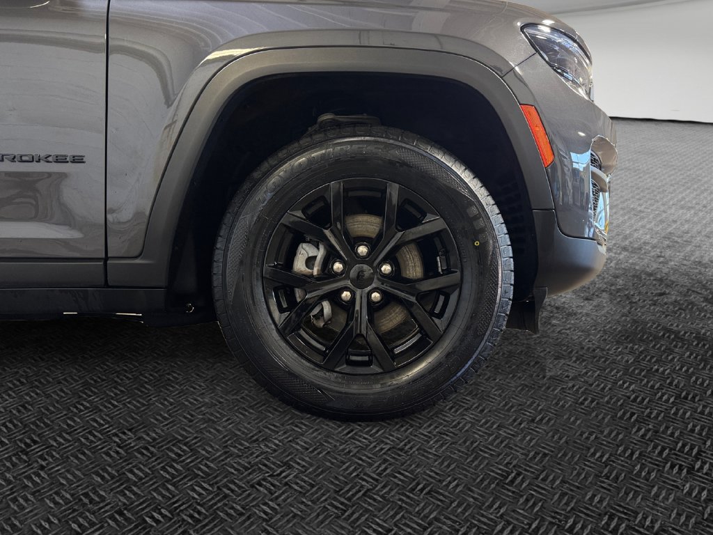 Used 2024 Jeep Grand Cherokee Laredo AWD/4WD image 11
