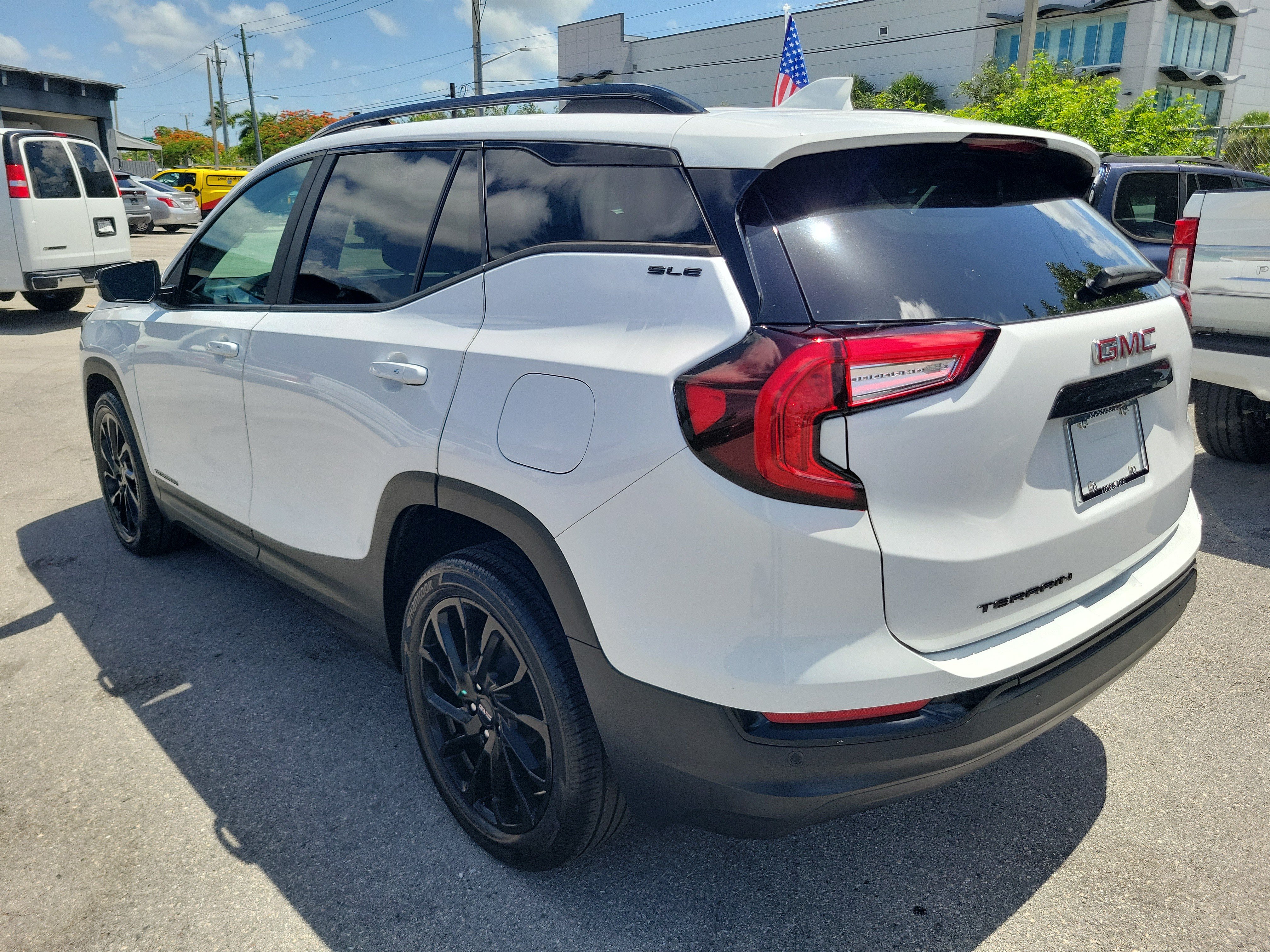 Used 2023 GMC Terrain SLE w/ Driver Convenience Package FWD image 7