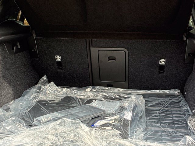 New 2026 Volvo XC40 B5 Plus w/ Protection Package Premier AWD/4WD image 18