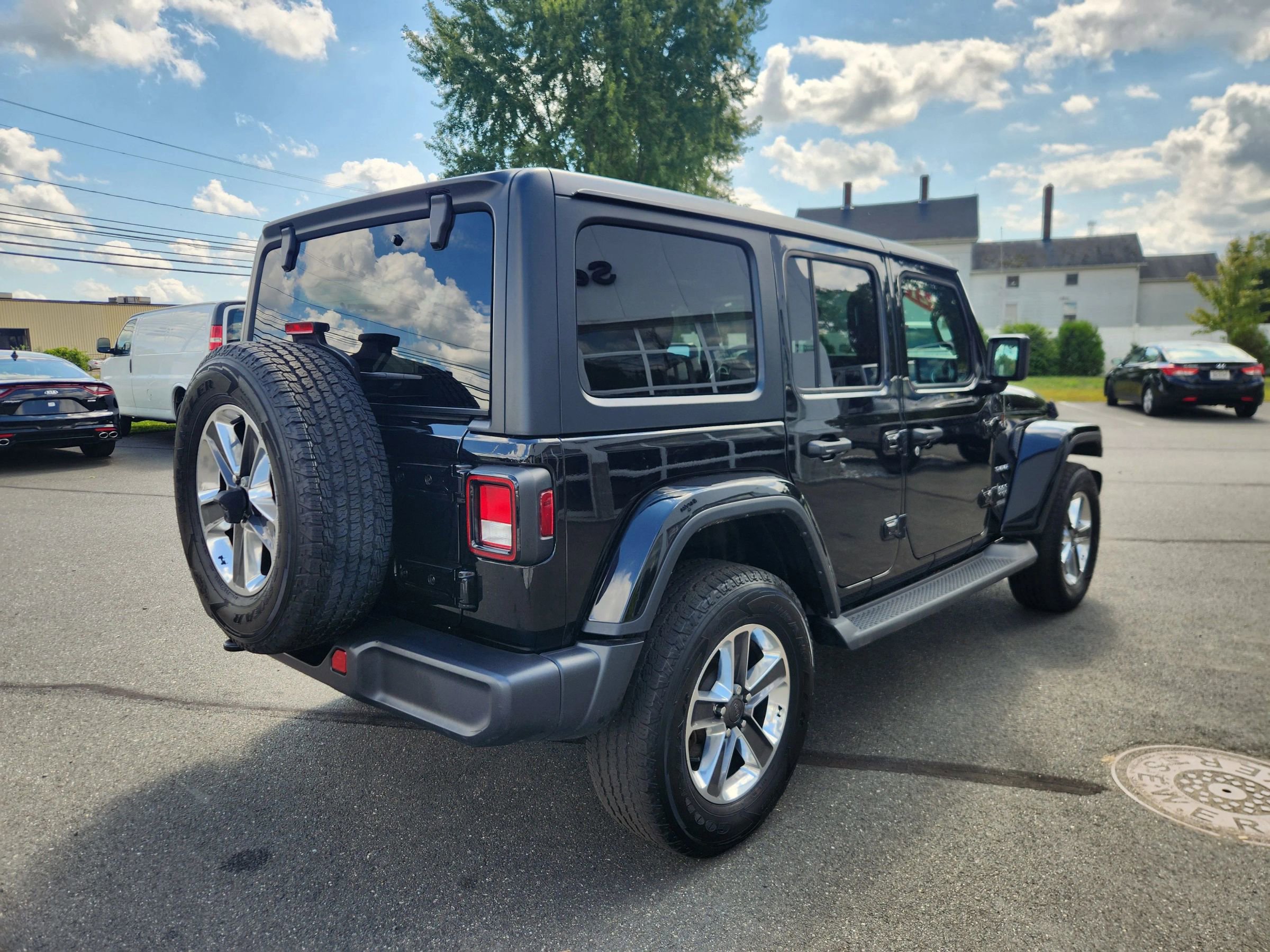 Used 2021 Jeep Wrangler Unlimited Sahara w/ Cold Weather Group image 13