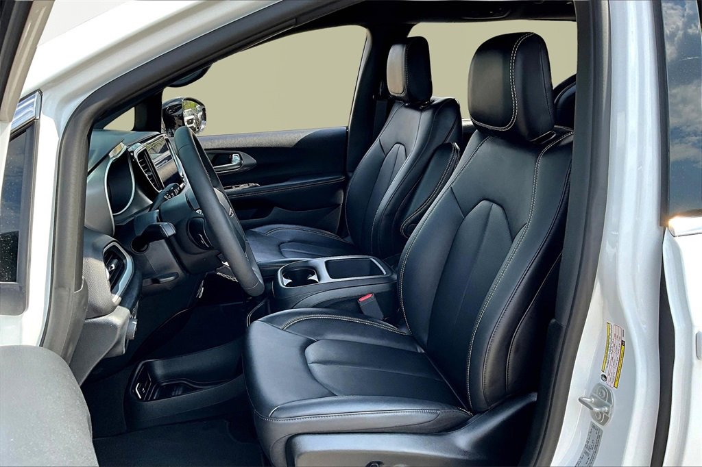 Used 2025 Chrysler Pacifica Select image 25