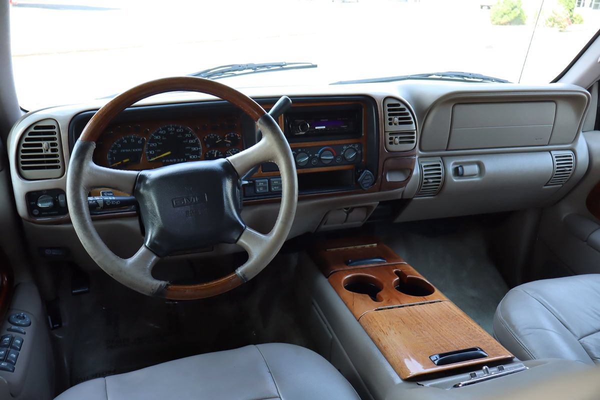 Used 1999 GMC Suburban 4WD w/ Convenience Group image 15