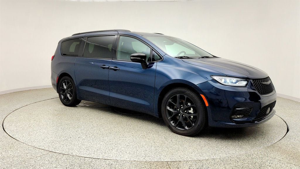 Used 2025 Chrysler Pacifica Limited FWD image 3