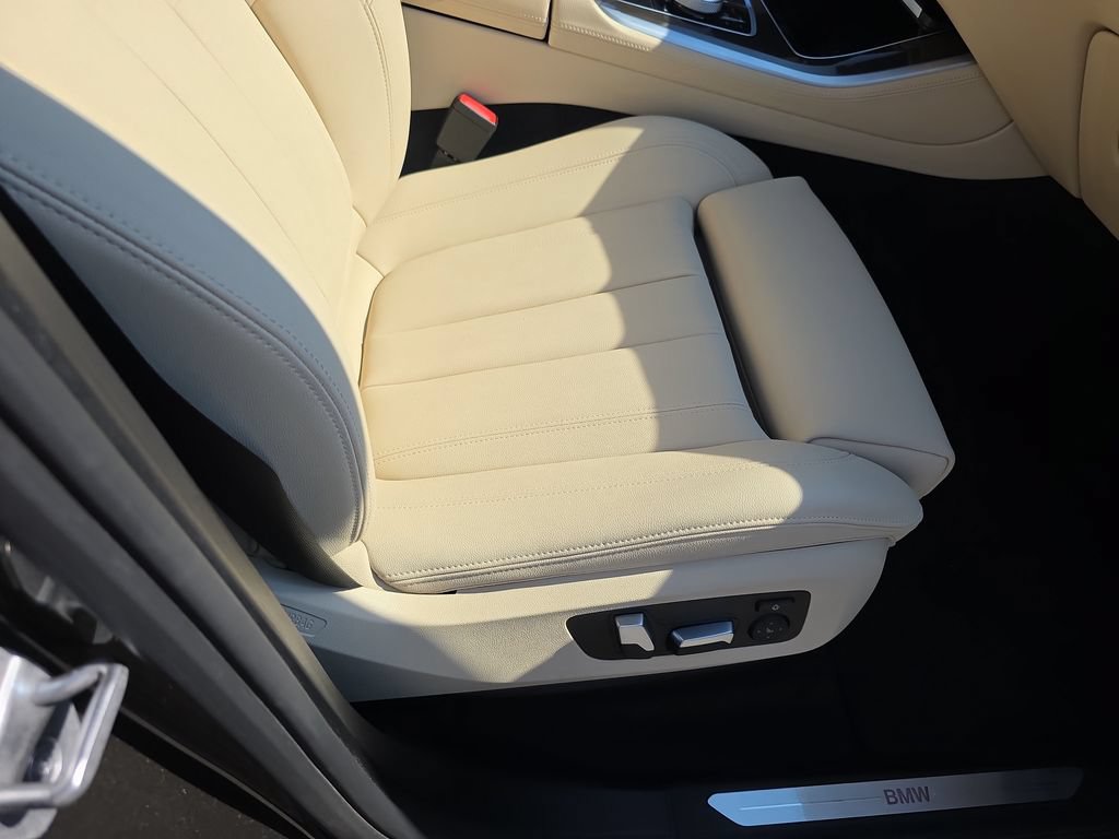 Used 2022 BMW X5 xDrive40i w/ Premium Package AWD/4WD image 12