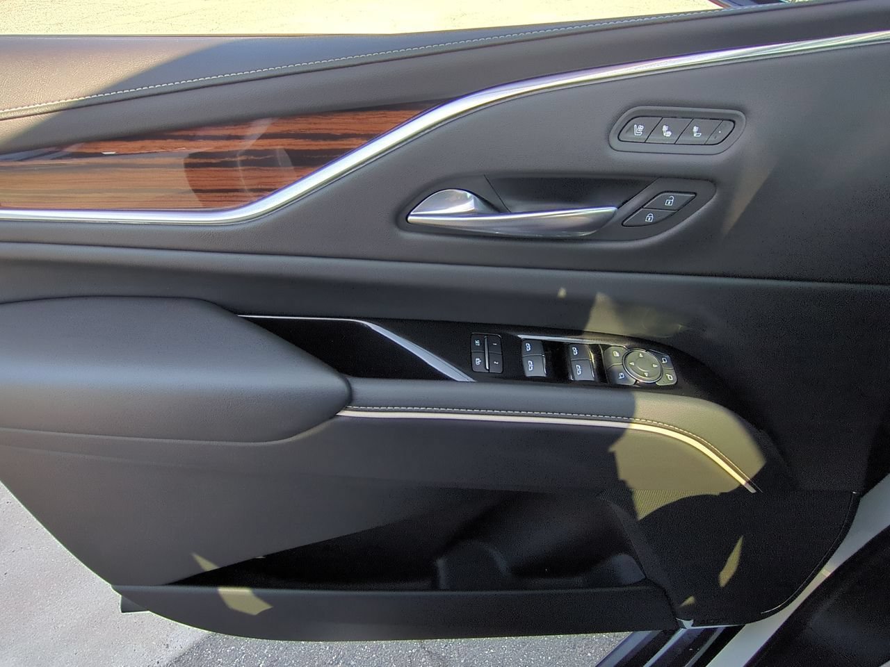 Used 2022 Cadillac Escalade Premium Luxury RWD image 23