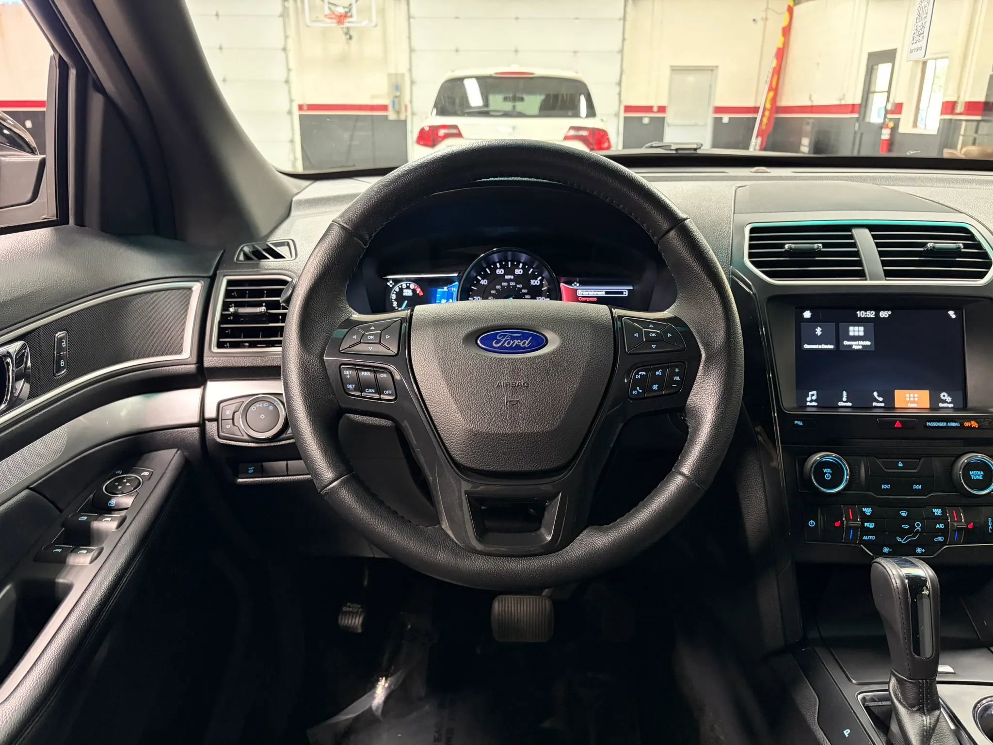 Used 2017 Ford Explorer XLT w/ Equipment Group 201A AWD/4WD image 34