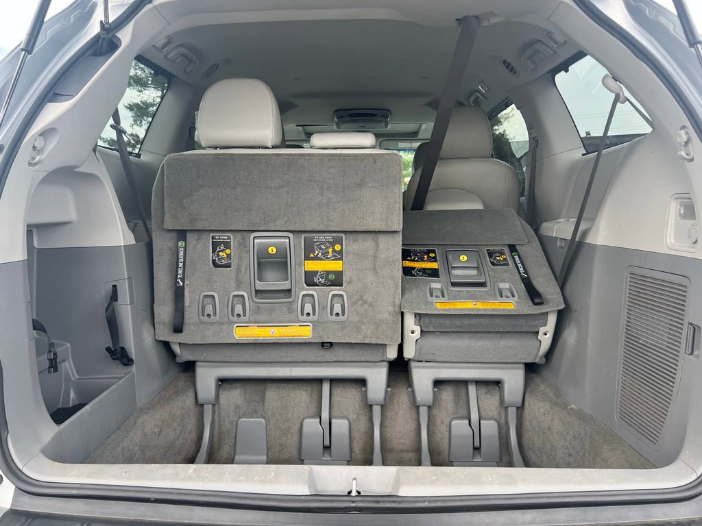 Used 2014 Toyota Sienna XLE FWD image 23