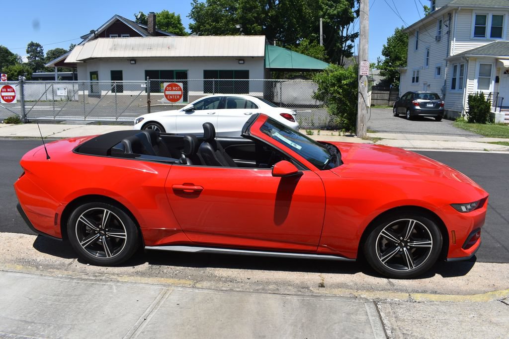 Used 2024 Ford Mustang Convertible RWD image 5