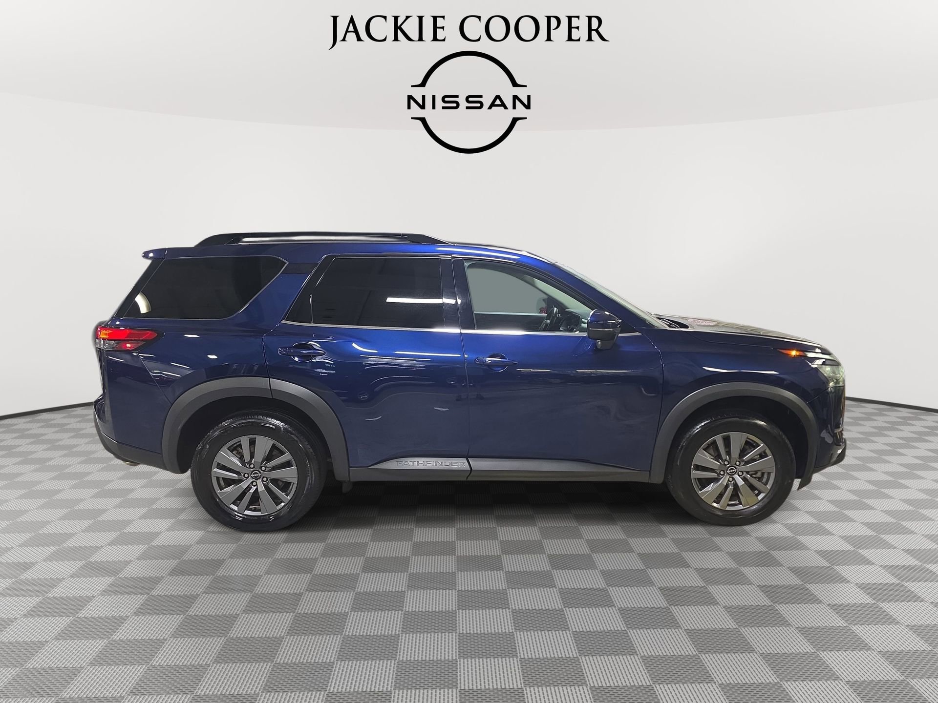 Used 2025 Nissan Pathfinder SV FWD image 4