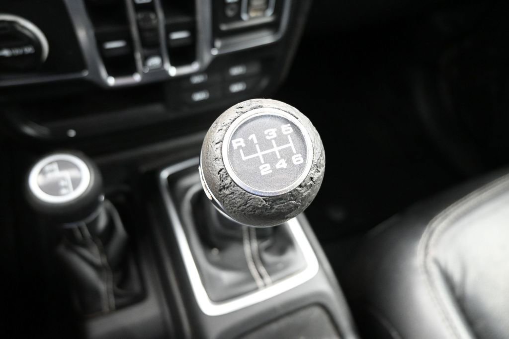 Used 2018 Jeep Wrangler Unlimited Sahara AWD/4WD image 24