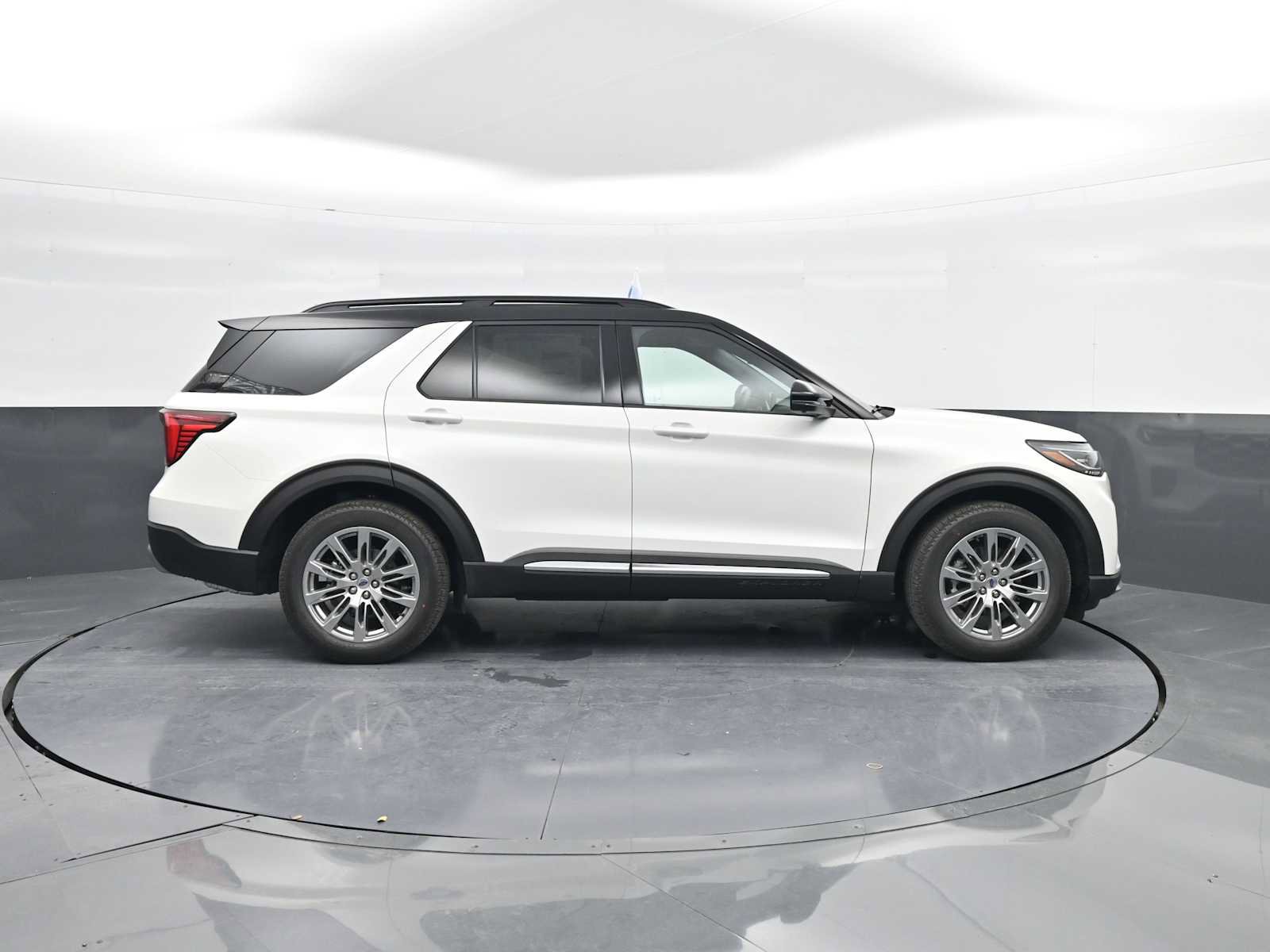 New 2026 Ford Explorer Platinum image 9