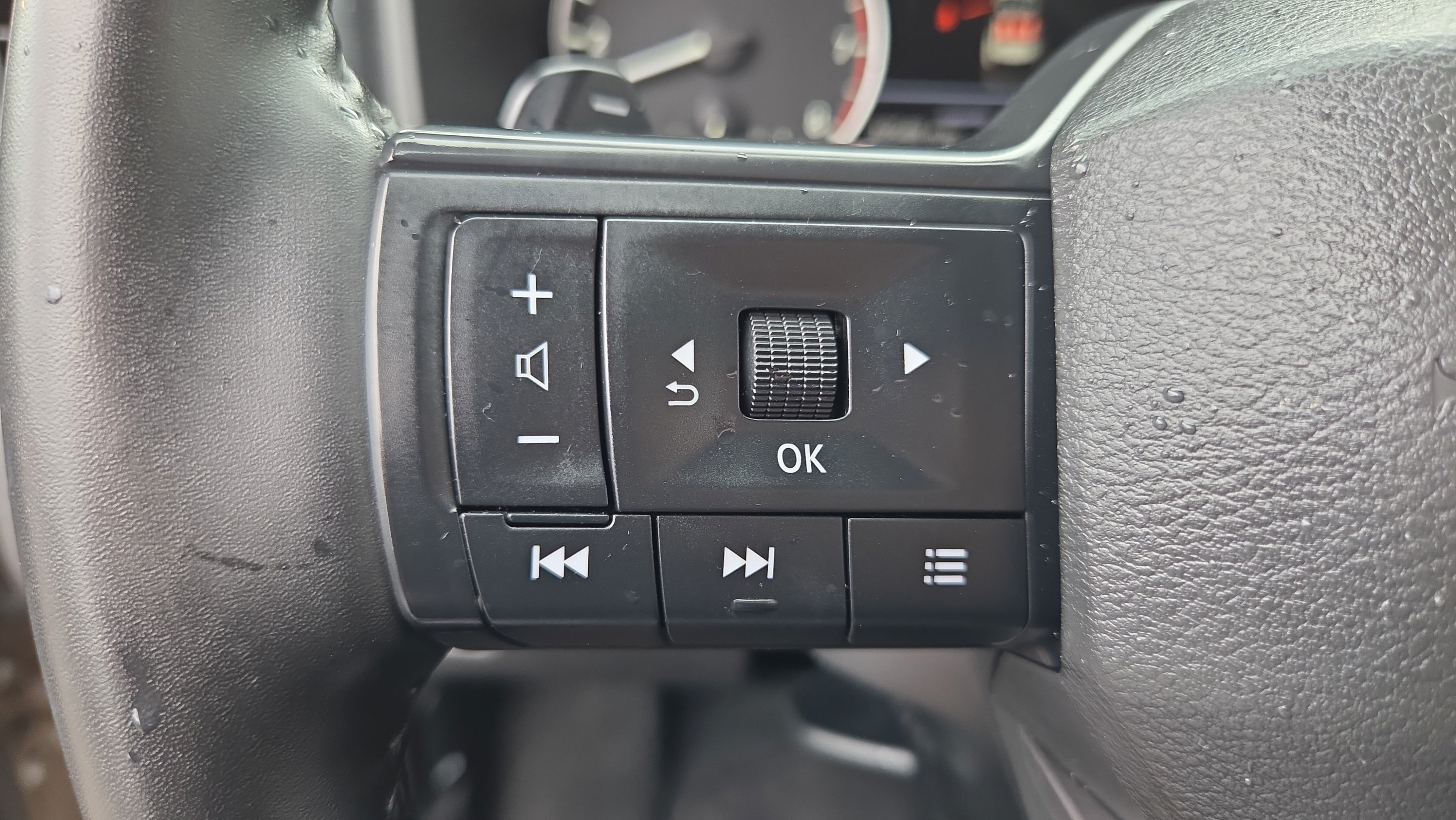Used 2025 Nissan Rogue SV FWD image 26