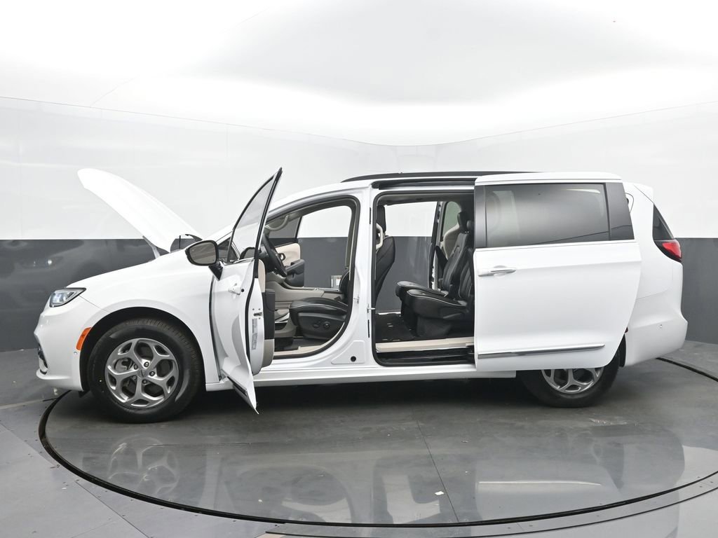 Used 2023 Chrysler Pacifica Limited AWD/4WD image 57