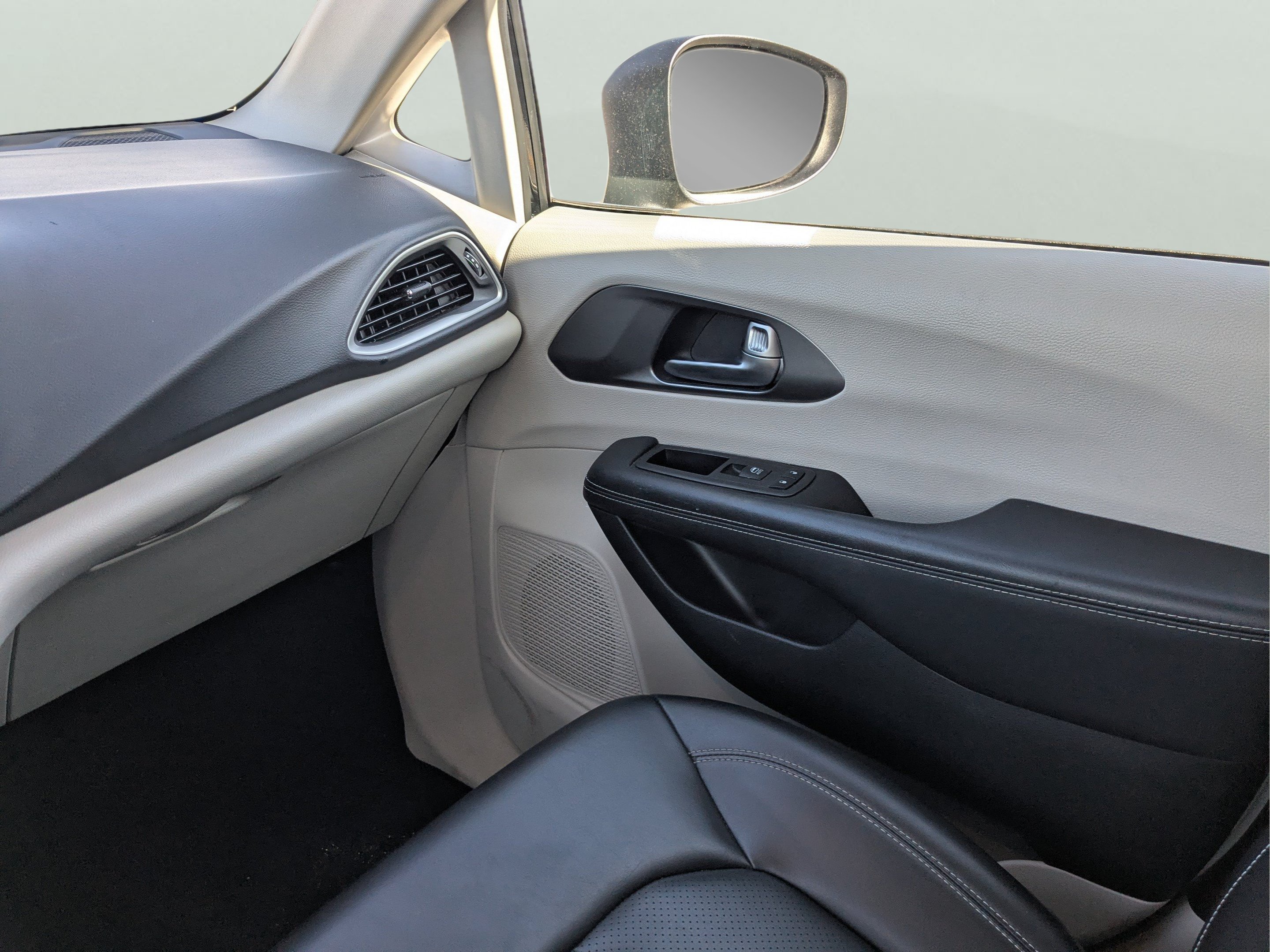 Used 2023 Chrysler Pacifica Touring-L FWD image 21
