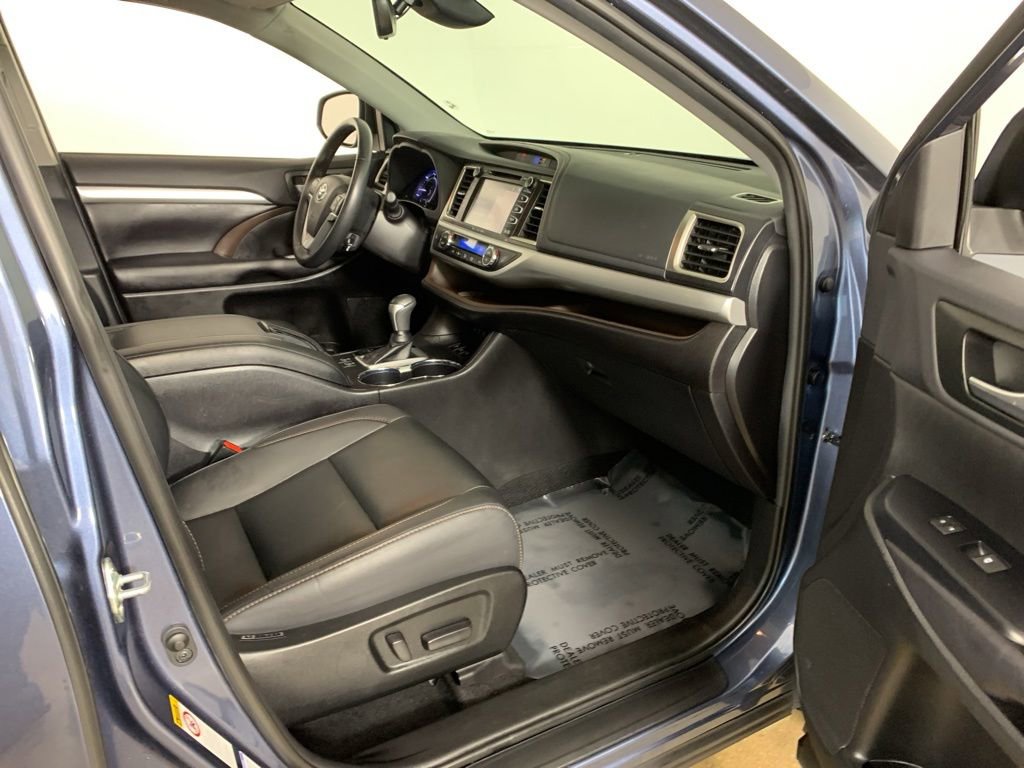 Used 2019 Toyota Highlander XLE AWD/4WD image 39