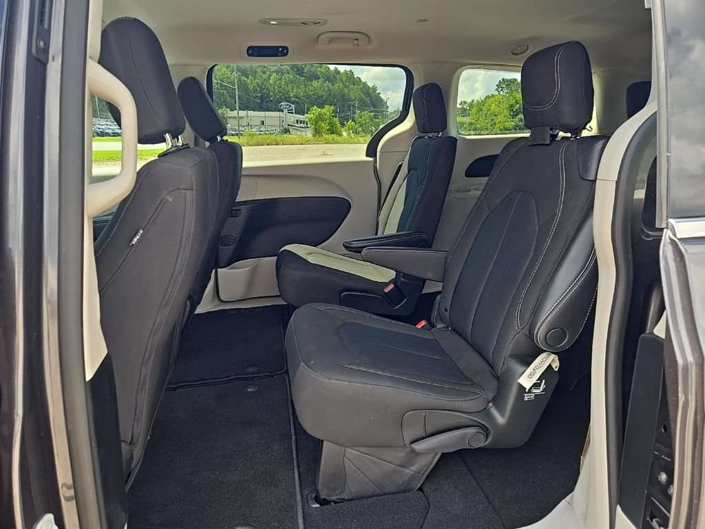 Used 2023 Chrysler Voyager LX FWD image 17