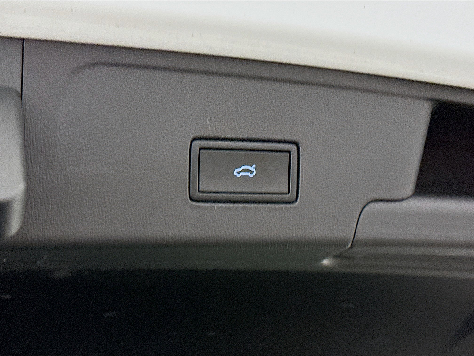 Used 2024 Volkswagen Atlas Cross Sport SE image 31