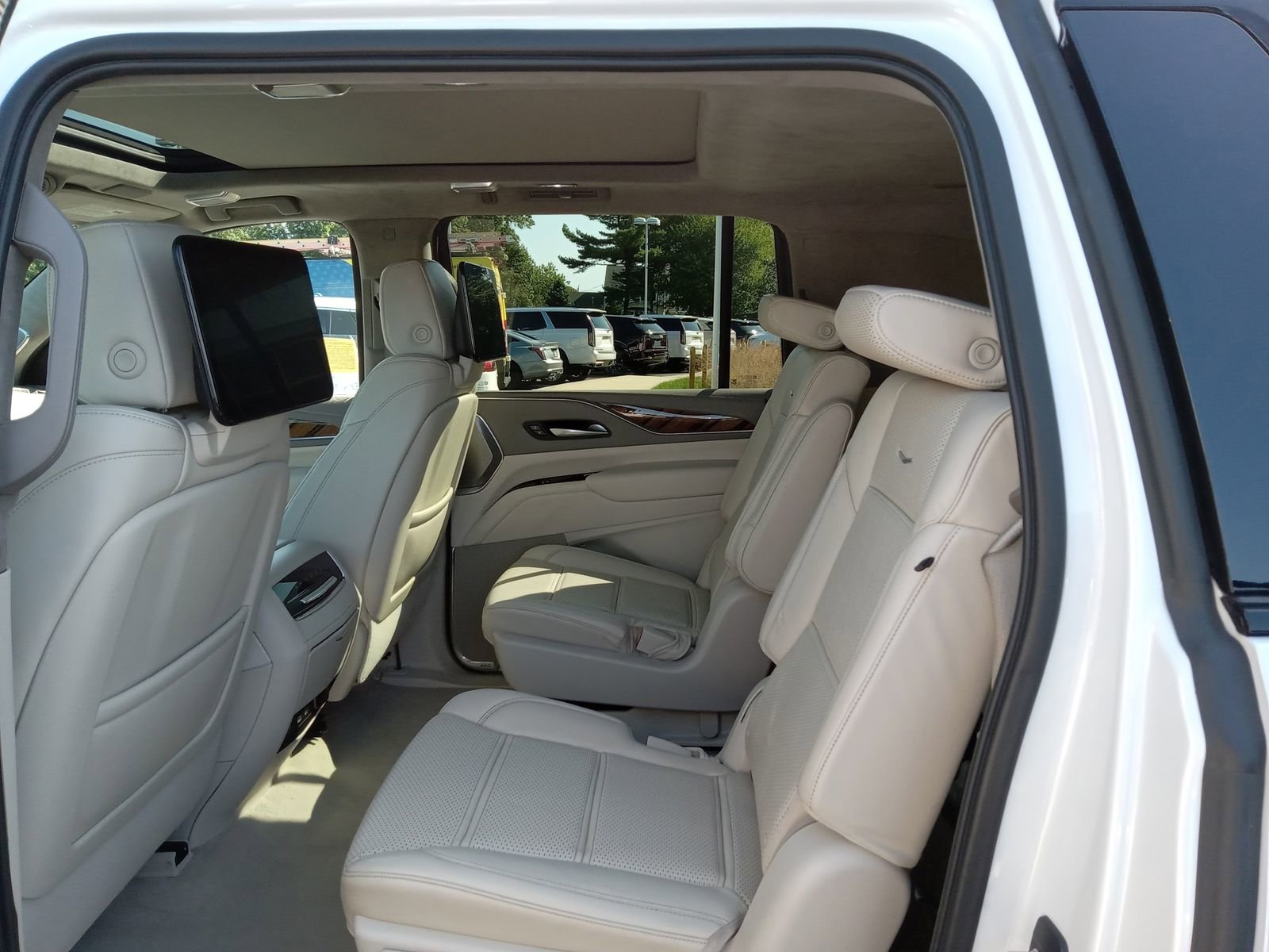 Used 2022 Cadillac Escalade ESV Sport Platinum w/ LPO, ONYX Package image 11