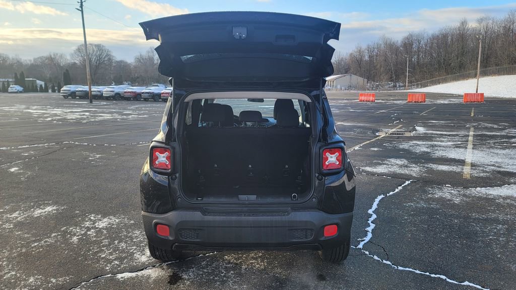 Used 2018 Jeep Renegade Altitude w/ UConnect 8.4 Nav Group AWD/4WD image 11