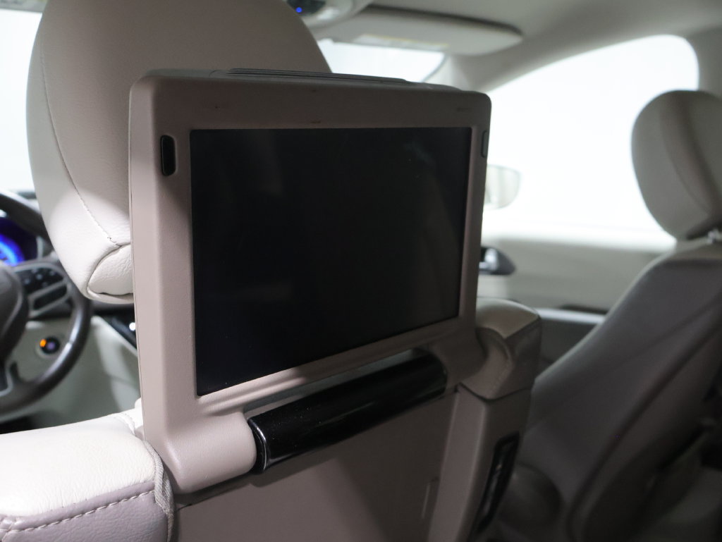 Used 2018 Chrysler Pacifica Touring-L Plus FWD image 16