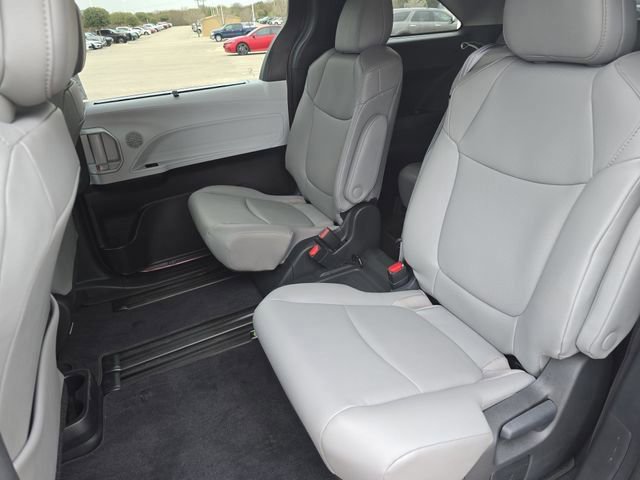 Used 2025 Toyota Sienna XLE image 15