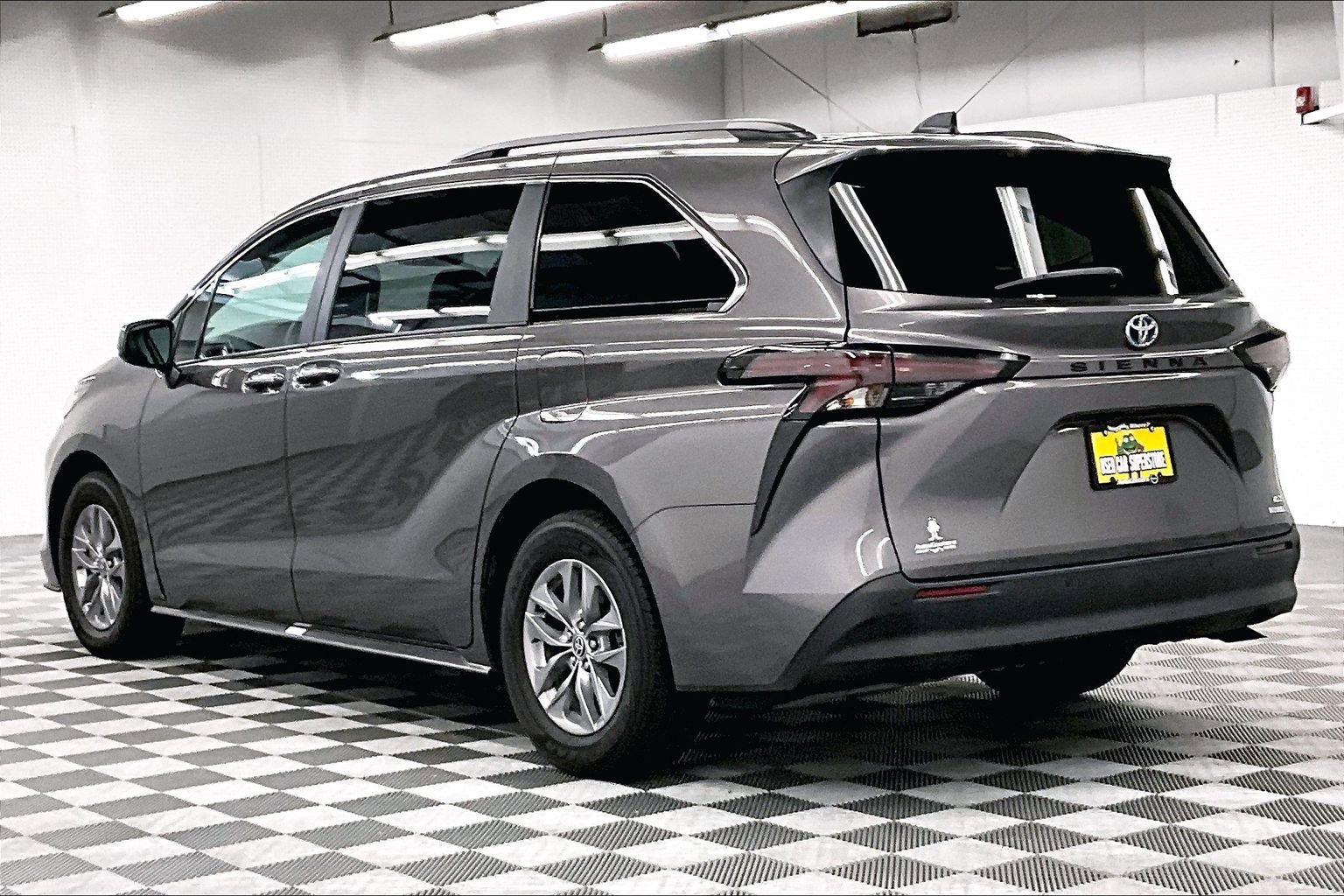 Used 2023 Toyota Sienna XLE FWD image 3