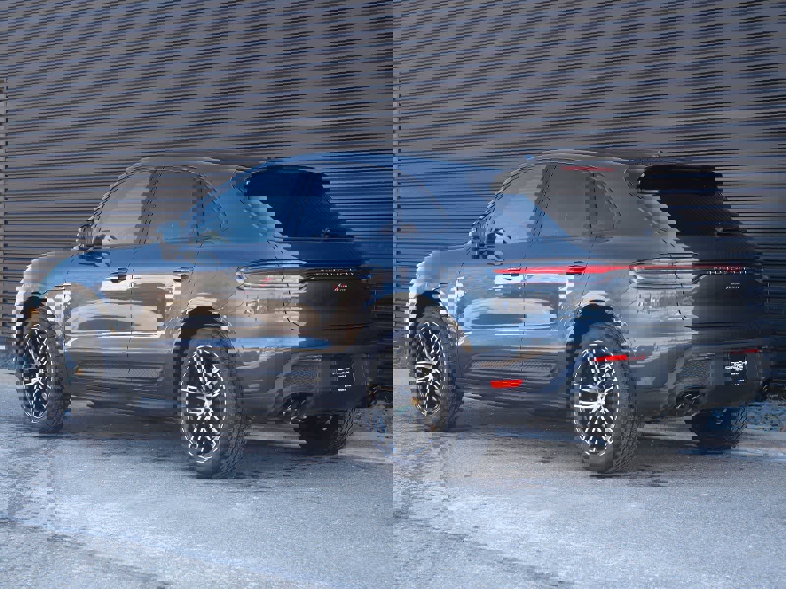 Certified 2023 Porsche Macan image 3