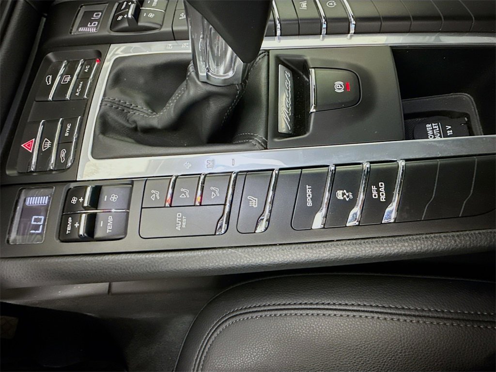 Used 2021 Porsche Macan image 17