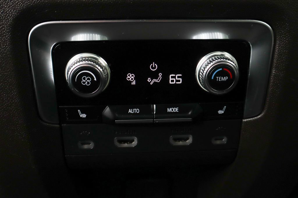 Used 2021 GMC Yukon XL SLT w/ SLT Premium Package image 49