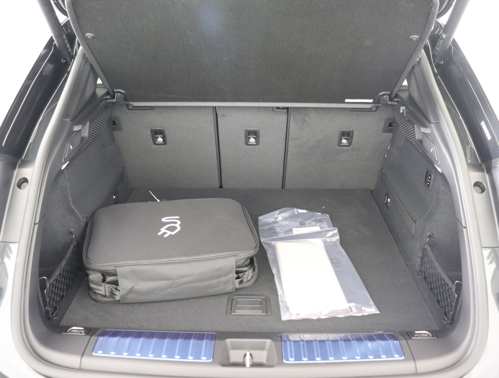 Used 2024 Porsche Macan 4 Electric image 16