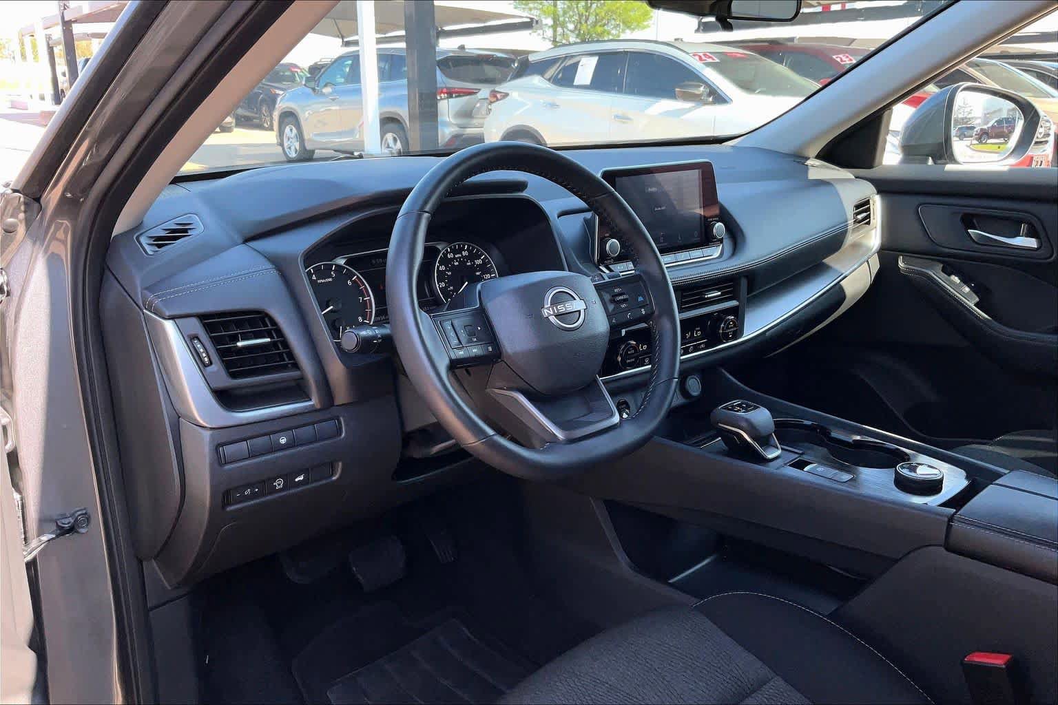 Used 2025 Nissan Rogue SV AWD/4WD image 16