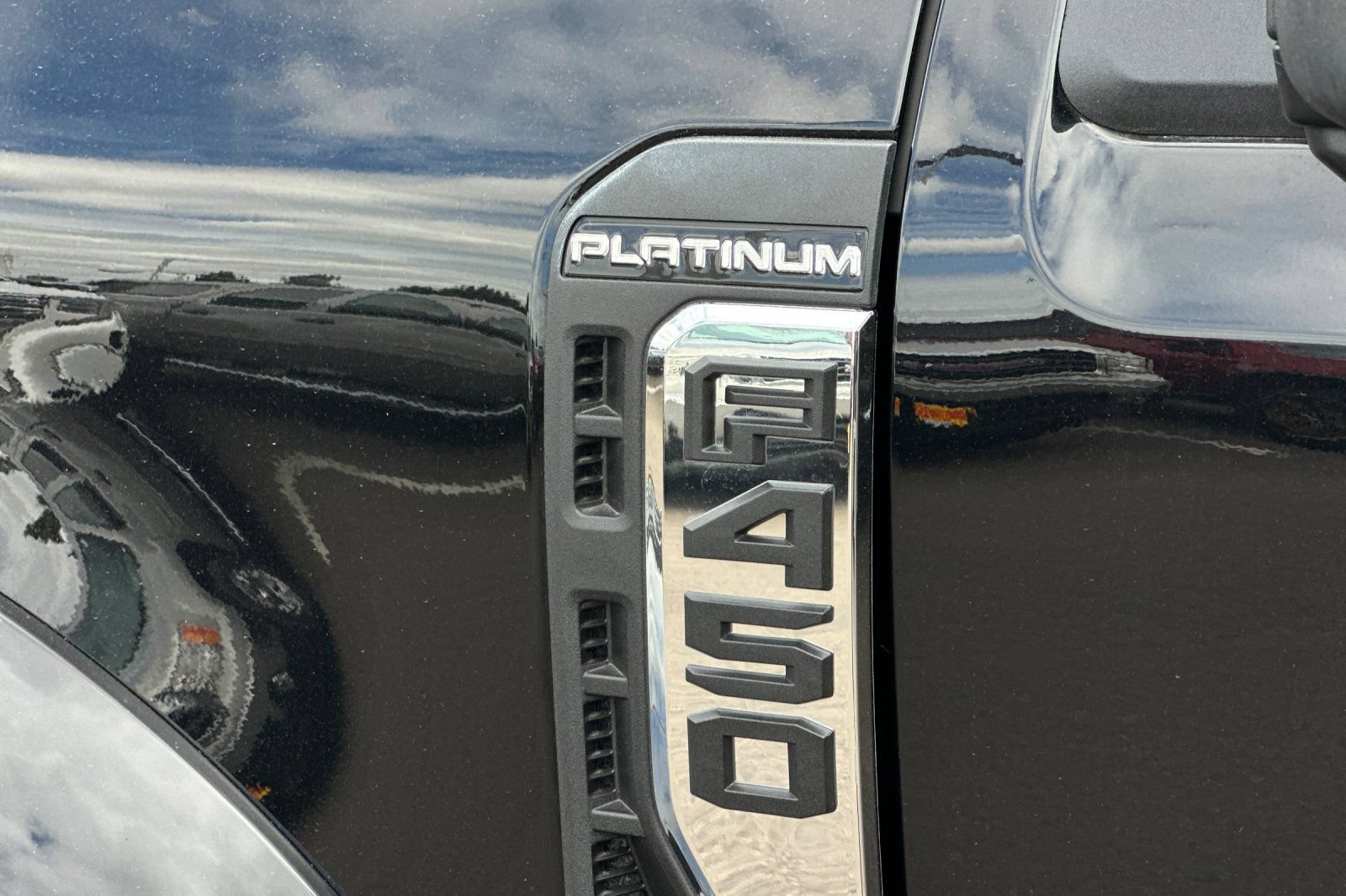 Used 2023 Ford F450 Platinum w/ FX4 Off-Road Package AWD/4WD image 25