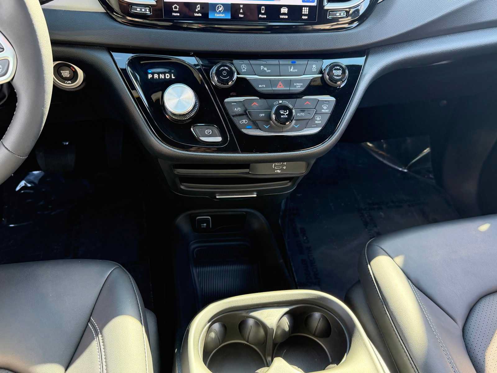 Used 2027 Chrysler Pacifica Select w/ Family Tech Group FWD image 19