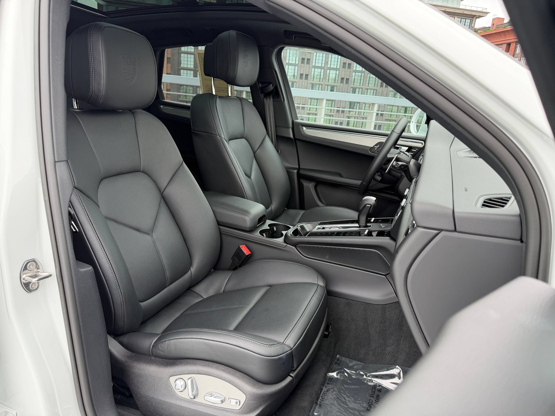 Certified 2026 Porsche Macan AWD/4WD image 14