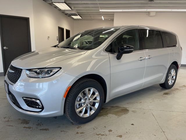 New 2026 Chrysler Pacifica Select image 3