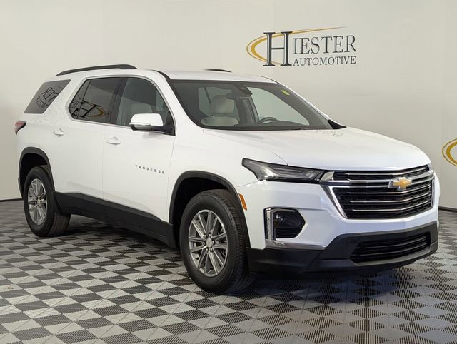 Used 2022 Chevrolet Traverse LT image 2