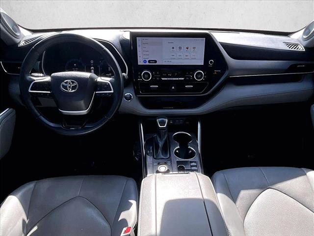 Used 2023 Toyota Highlander Limited image 13