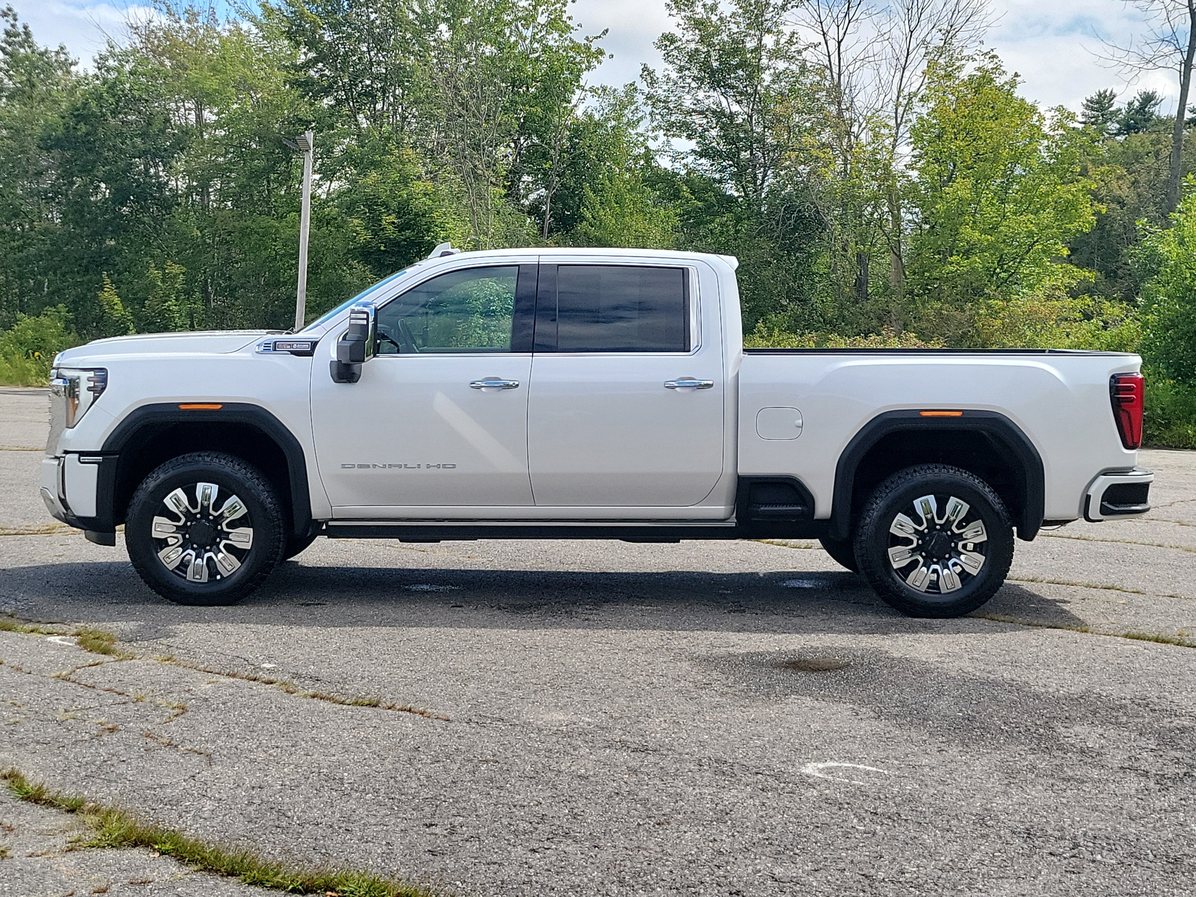 Used 2024 GMC Sierra 2500 Denali w/ Denali Reserve Package AWD/4WD image 8