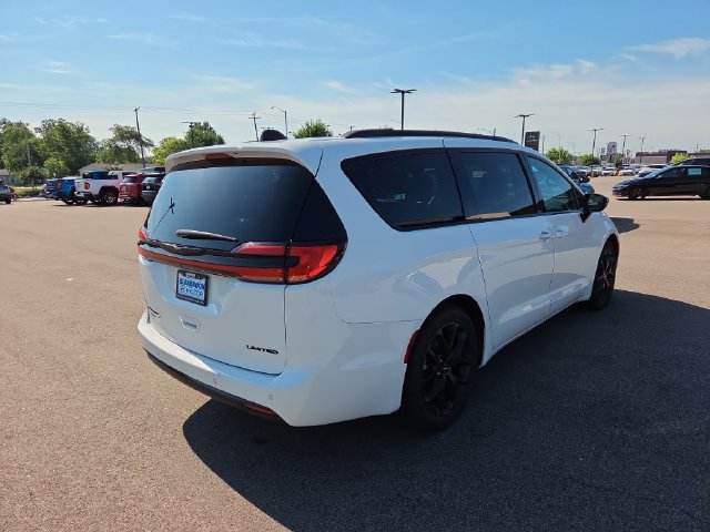 Used 2025 Chrysler Pacifica Limited FWD image 6