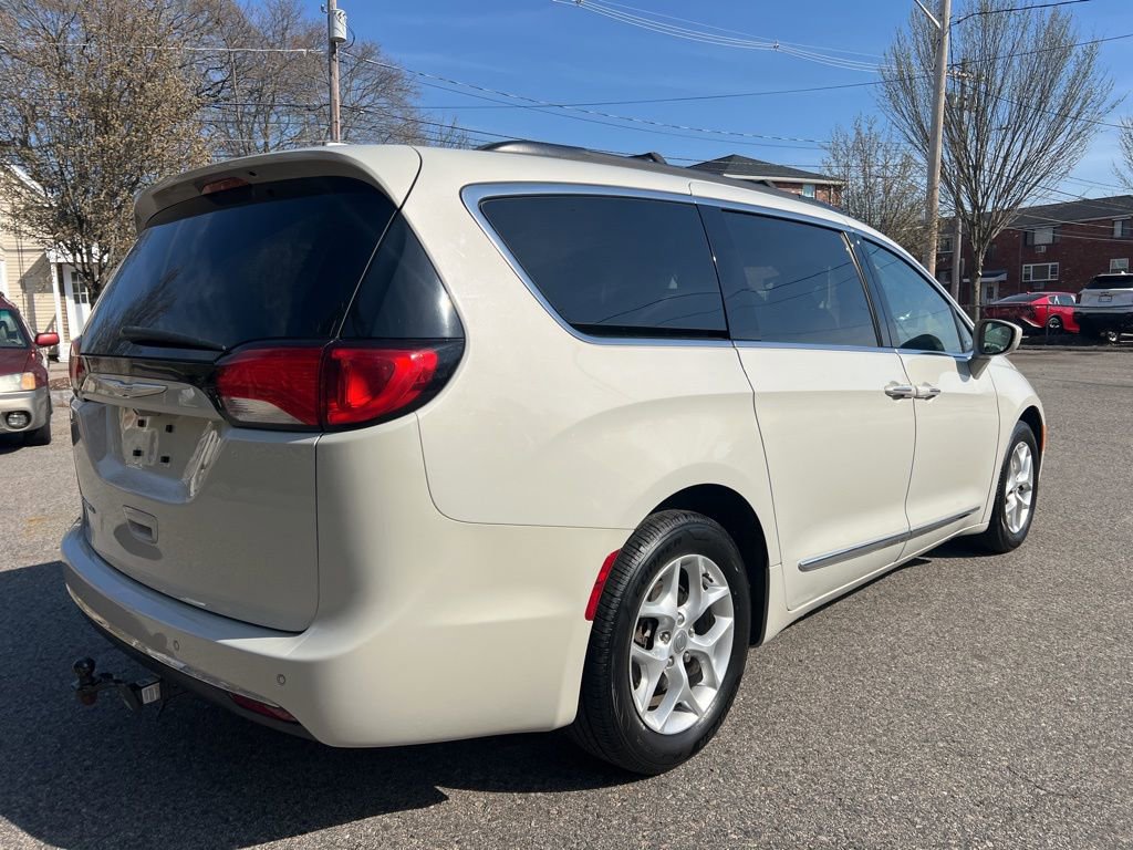 Used 2017 Chrysler Pacifica Touring-L w/ Tire & Wheel Group FWD image 5