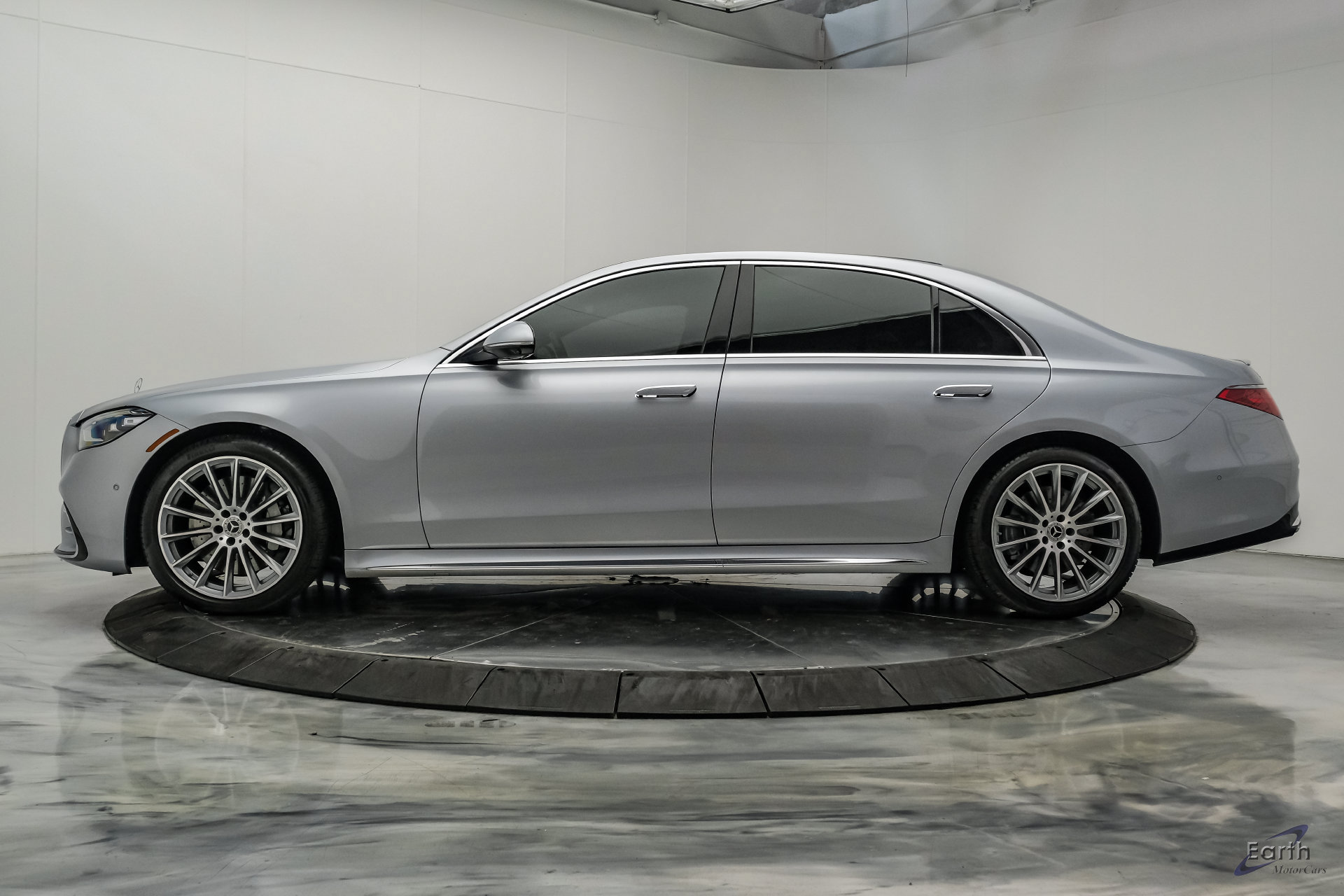 Used 2022 Mercedes-Benz S 580 4MATIC Sedan w/ AMG Line Package image 9
