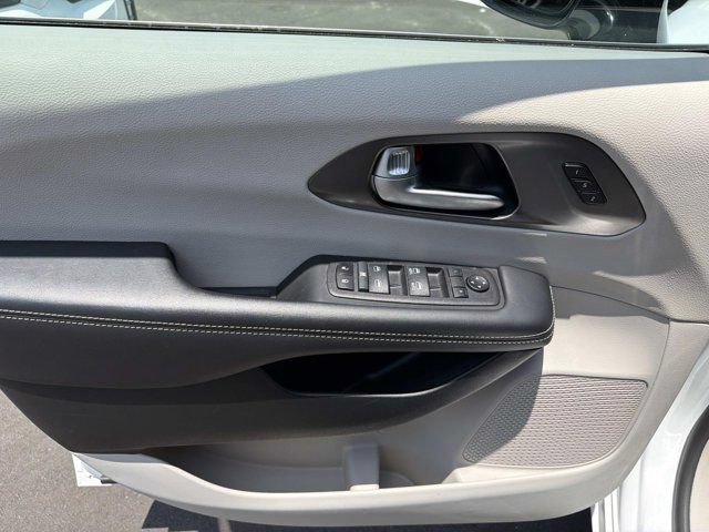 Used 2024 Chrysler Pacifica Touring-L FWD image 7