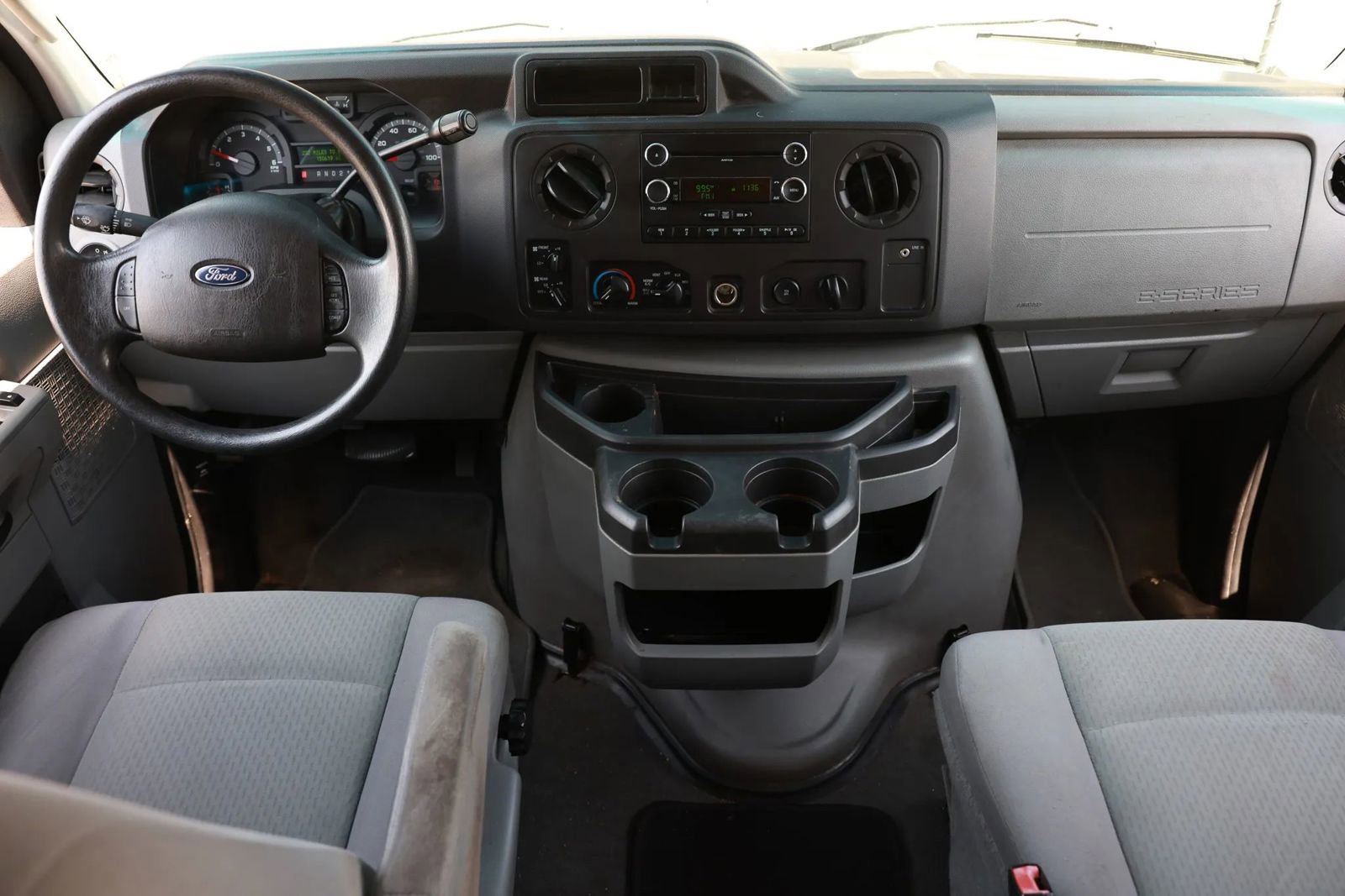 Used 2011 Ford E-350 and Econoline 350 XLT image 2