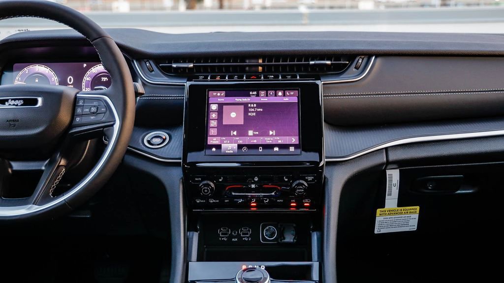 New 2025 Jeep Grand Cherokee Altitude image 14