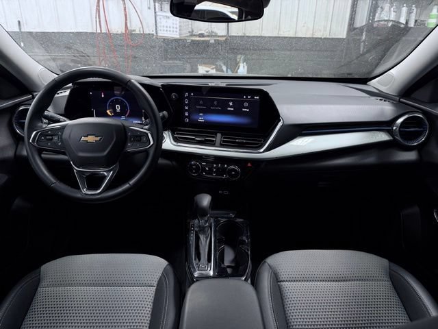 Used 2025 Chevrolet Trax LT w/ LT Convenience Package FWD image 21